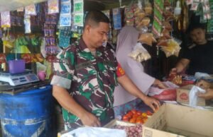 Monitoring Harga Sembako, Babinsa Iboih Pastikan Harga Kebutuhan Warga Tetap Stabil