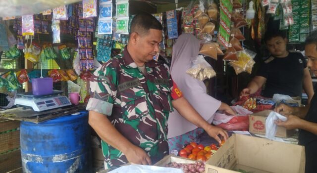 Monitoring Harga Sembako, Babinsa Iboih Pastikan Harga Kebutuhan Warga Tetap Stabil