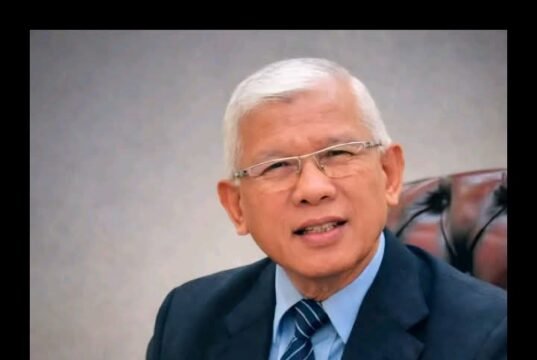 Anak Desa, Dunia ditaklukkan. Istana memanggilnya.