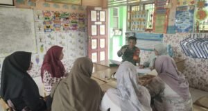 Babinsa Kuta Ateuh Perkuat Sinergi dengan Dewan Guru, Bahas Kegiatan Sekolah Selama Ramadhan