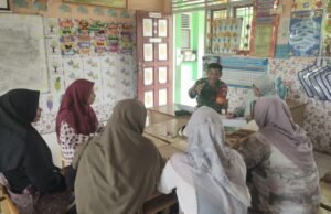 Babinsa Kuta Ateuh Perkuat Sinergi dengan Dewan Guru, Bahas Kegiatan Sekolah Selama Ramadhan