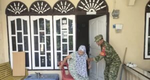 Sigap dan Humanis, Babinsa Kuta Ateuh Bantu Warga Lansia Untuk Berobat