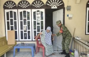 Sigap dan Humanis, Babinsa Kuta Ateuh Bantu Warga Lansia Untuk Berobat