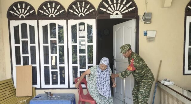 Sigap dan Humanis, Babinsa Kuta Ateuh Bantu Warga Lansia Untuk Berobat