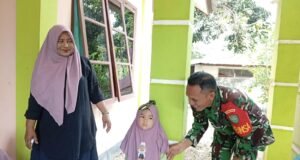Babinsa Koramil 02/Sukakarya Dampingi Pelayanan Posyandu di Aneuk Laot, Wujud Nyata Kepedulian TNI terhadap Kesehatan Warga