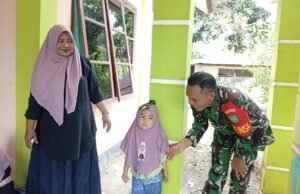 Babinsa Koramil 02/Sukakarya Dampingi Pelayanan Posyandu di Aneuk Laot, Wujud Nyata Kepedulian TNI terhadap Kesehatan Warga