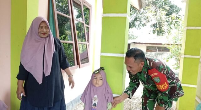 Babinsa Koramil 02/Sukakarya Dampingi Pelayanan Posyandu di Aneuk Laot, Wujud Nyata Kepedulian TNI terhadap Kesehatan Warga