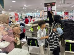 Wujudkan Kebahagiaan Bersama Anak Yatim, PKK Gampong Cot Lamkuweuh Ajak Mereka Belanja Baju Baru