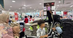 Wujudkan Kebahagiaan Bersama Anak Yatim, PKK Gampong Cot Lamkuweuh Ajak Mereka Belanja Baju Baru