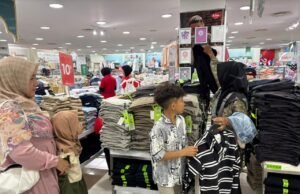 Wujudkan Kebahagiaan Bersama Anak Yatim, PKK Gampong Cot Lamkuweuh Ajak Mereka Belanja Baju Baru