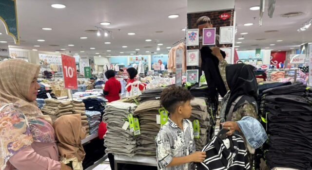 Wujudkan Kebahagiaan Bersama Anak Yatim, PKK Gampong Cot Lamkuweuh Ajak Mereka Belanja Baju Baru