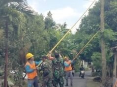 Babinsa Gampong Krueng Raya Bantu PLN Tangani Gangguan Listrik di Desa Binaan