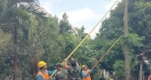 Babinsa Gampong Krueng Raya Bantu PLN Tangani Gangguan Listrik di Desa Binaan