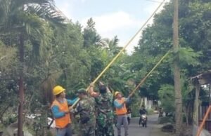 Babinsa Gampong Krueng Raya Bantu PLN Tangani Gangguan Listrik di Desa Binaan