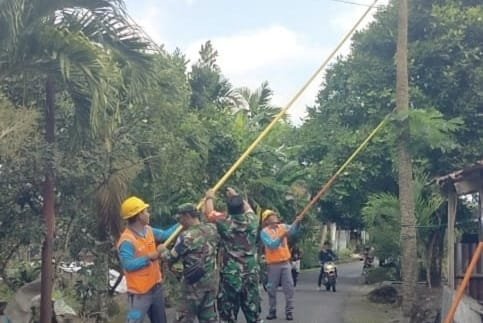 Babinsa Gampong Krueng Raya Bantu PLN Tangani Gangguan Listrik di Desa Binaan