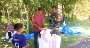 Lewat Komsos Produktif, Babinsa Koramil 01/Sukajaya Serap Aspirasi Petani dan Bantu Angkut Gabah