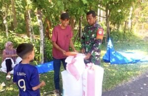 Lewat Komsos Produktif, Babinsa Koramil 01/Sukajaya Serap Aspirasi Petani dan Bantu Angkut Gabah