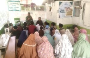 Babinsa Kuta Ateuh Tanamkan Kedisiplinan Ibadah Ramadhan kepada Anak-Anak Pengajian