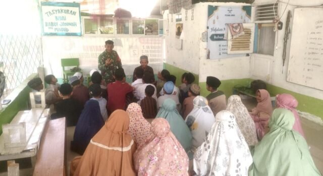 Babinsa Kuta Ateuh Tanamkan Kedisiplinan Ibadah Ramadhan kepada Anak-Anak Pengajian