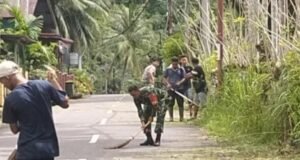 Semangat Kebersamaan, Babinsa Koramil 02/Sukakarya dan Masyarakat Bersihkan Akses Jalan Utama Gampong Aneuk Laot