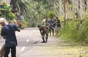 Semangat Kebersamaan, Babinsa Koramil 02/Sukakarya dan Masyarakat Bersihkan Akses Jalan Utama Gampong Aneuk Laot