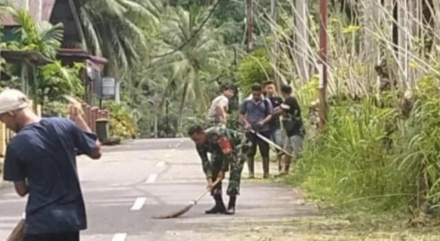 Semangat Kebersamaan, Babinsa Koramil 02/Sukakarya dan Masyarakat Bersihkan Akses Jalan Utama Gampong Aneuk Laot