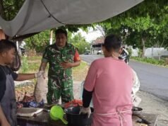 Babinsa Koramil 01/Sukajaya Komsos dengan Pedagang, Pantau Harga Ikan di Bulan Ramadhan