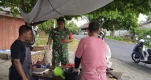 Babinsa Koramil 01/Sukajaya Komsos dengan Pedagang, Pantau Harga Ikan di Bulan Ramadhan