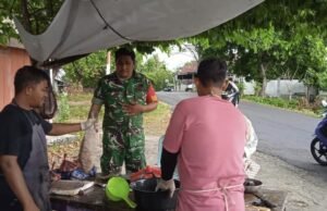 Babinsa Koramil 01/Sukajaya Komsos dengan Pedagang, Pantau Harga Ikan di Bulan Ramadhan