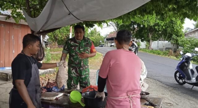 Babinsa Koramil 01/Sukajaya Komsos dengan Pedagang, Pantau Harga Ikan di Bulan Ramadhan