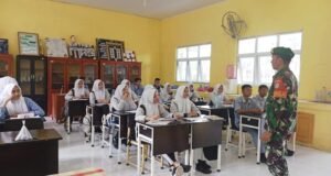 Tanamkan Jiwa Nasionalisme, Babinsa Gampong Aneuk Laot Berikan Wawasan Kebangsaan di Sekolah