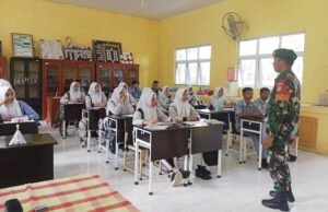 Tanamkan Jiwa Nasionalisme, Babinsa Gampong Aneuk Laot Berikan Wawasan Kebangsaan di Sekolah
