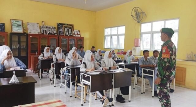 Tanamkan Jiwa Nasionalisme, Babinsa Gampong Aneuk Laot Berikan Wawasan Kebangsaan di Sekolah