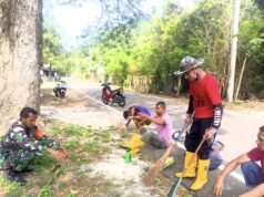 Babinsa Gampong Paya Ajak Petugas Kebersihan Tetap Semangat Bekerja Meski Sedang Berpuasa