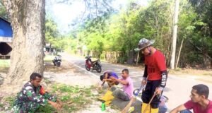 Babinsa Gampong Paya Ajak Petugas Kebersihan Tetap Semangat Bekerja Meski Sedang Berpuasa