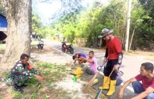 Babinsa Gampong Paya Ajak Petugas Kebersihan Tetap Semangat Bekerja Meski Sedang Berpuasa