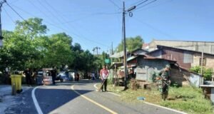 Babinsa Koramil 02/Sukakarya Bersama Warga Gampong Kuta Timu Gelar Aksi Bersih Lingkungan