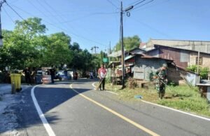 Babinsa Koramil 02/Sukakarya Bersama Warga Gampong Kuta Timu Gelar Aksi Bersih Lingkungan
