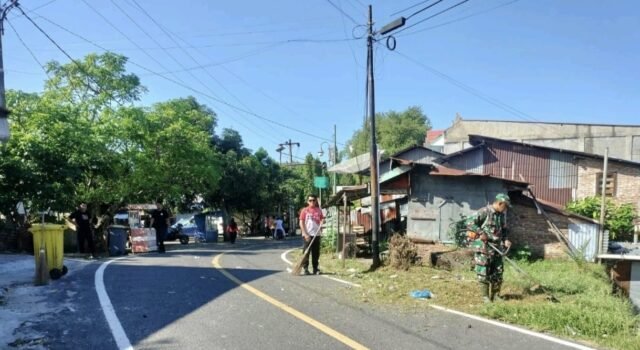 Babinsa Koramil 02/Sukakarya Bersama Warga Gampong Kuta Timu Gelar Aksi Bersih Lingkungan