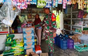Babinsa Koramil 01/Sukajaya Cek Harga Sembako di Gampong Jaboi, Pastikan Tetap Stabil Selama Ramadhan