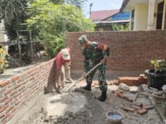 Wujud Kepedulian TNI, Babinsa Koramil 02/Sukakarya Bantu Warga Bangun Rumah di Gampong Kuta Ateuh