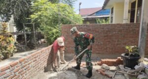 Wujud Kepedulian TNI, Babinsa Koramil 02/Sukakarya Bantu Warga Bangun Rumah di Gampong Kuta Ateuh
