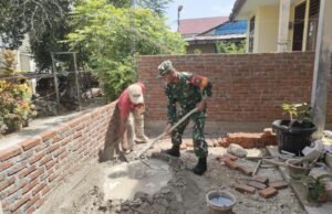 Wujud Kepedulian TNI, Babinsa Koramil 02/Sukakarya Bantu Warga Bangun Rumah di Gampong Kuta Ateuh