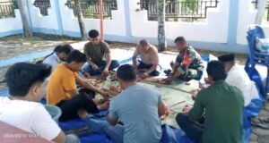 Babinsa Paya Seunara Bersama Warga Gotong Royong Persiapkan Kenduri Khatam Al-Qur’an.