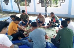 Babinsa Paya Seunara Bersama Warga Gotong Royong Persiapkan Kenduri Khatam Al-Qur’an.