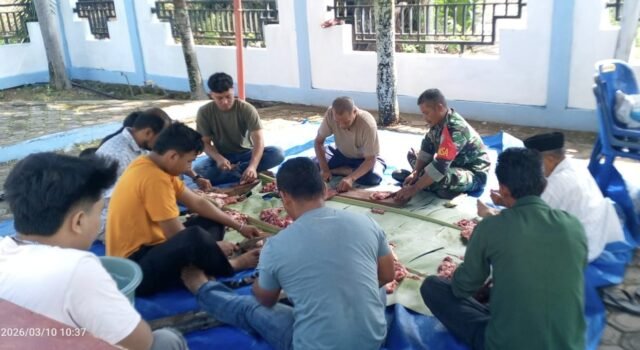 Babinsa Paya Seunara Bersama Warga Gotong Royong Persiapkan Kenduri Khatam Al-Qur’an.