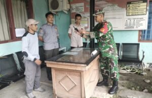 Babinsa Kuta Ateuh Beri Arahan kepada Linmas, Tingkatkan Kesiapsiagaan dalam Menjaga Keamanan Lingkungan