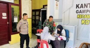 Babinsa dan Bhabinkamtibmas Keuneukai Bersinergi Lakukan Pendataan Wilayah Binaan