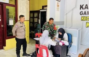 Babinsa dan Bhabinkamtibmas Keuneukai Bersinergi Lakukan Pendataan Wilayah Binaan