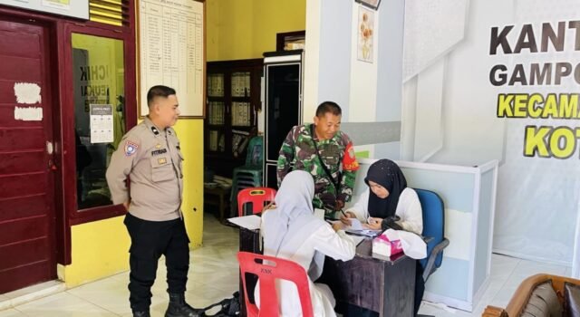 Babinsa dan Bhabinkamtibmas Keuneukai Bersinergi Lakukan Pendataan Wilayah Binaan